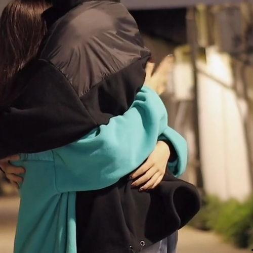 两个人拥抱的图片,传递温暖的力量